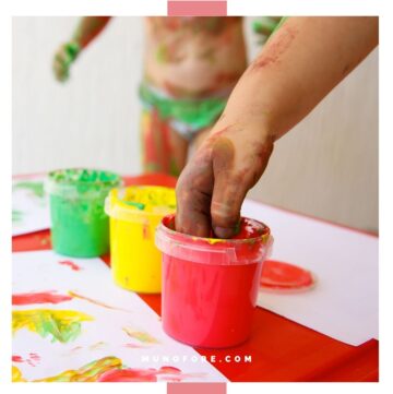 kids finger painting