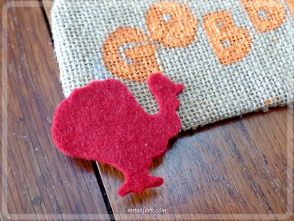 Simple Thanksgiving Turkey Banner - made with burlap and felt leaves. Thanksgiving door decoration. Turkey wreath.