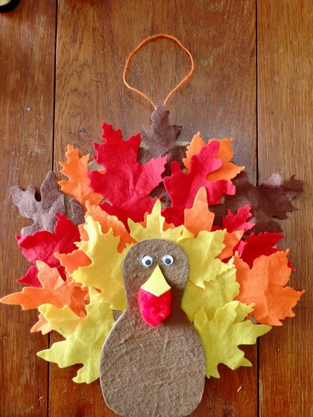 Simple Thanksgiving Turkey Banner - made with burlap and felt leaves. Thanksgiving door decoration. Turkey wreath.