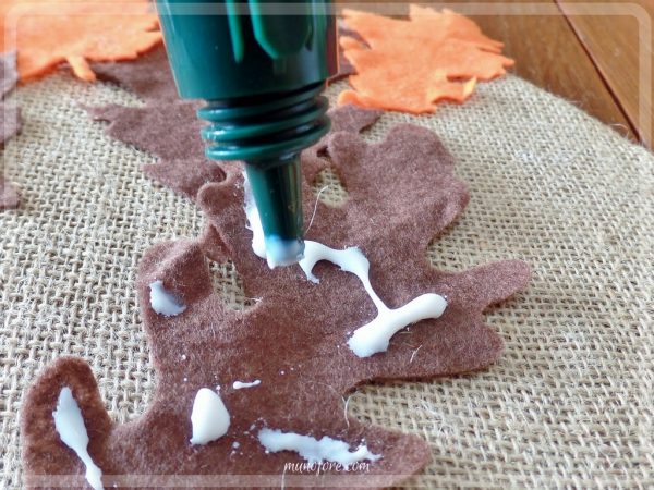 Simple Thanksgiving Turkey Banner - made with burlap and felt leaves. Thanksgiving door decoration. Turkey wreath.