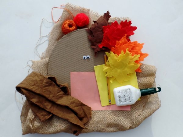 Simple Thanksgiving Turkey Banner - made with burlap and felt leaves. Thanksgiving door decoration. Turkey wreath.