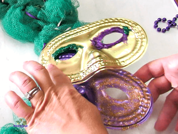 mardi gras wreath steps