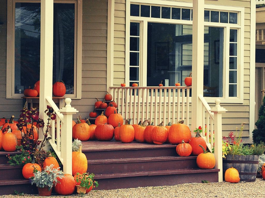 Decorate Your Porch for Autumn with Pumpkins - Munofore